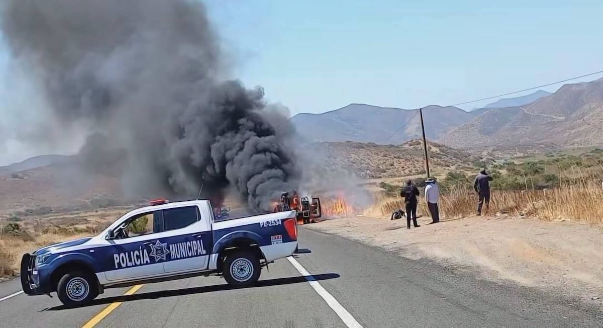 Una aparente falla eléctrica provocó el incendio de la unidad en el kilómetro 65, a la altura de la delegación Santo Tomás, al sur de Ensenada. Foto: Cortesía