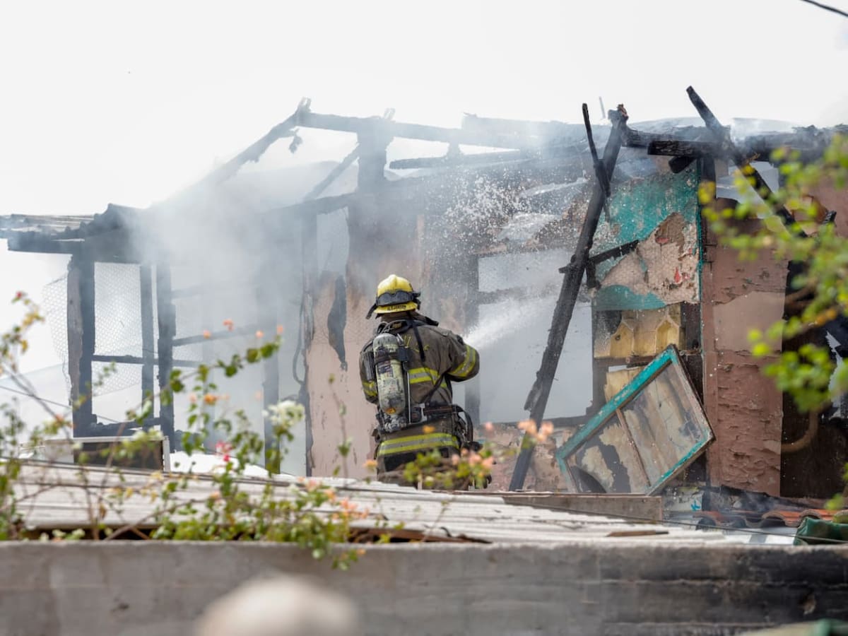 Bomberos llegaron al lugar y observaron que la planta alta de la casa se encontraba en llamas l Foto: Juan J. Morales