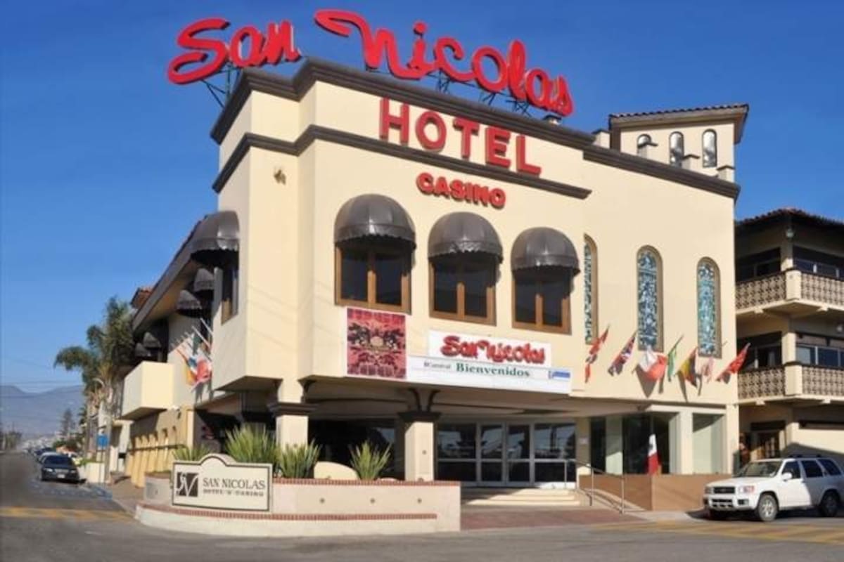Continuarán cerrados bares y casinos