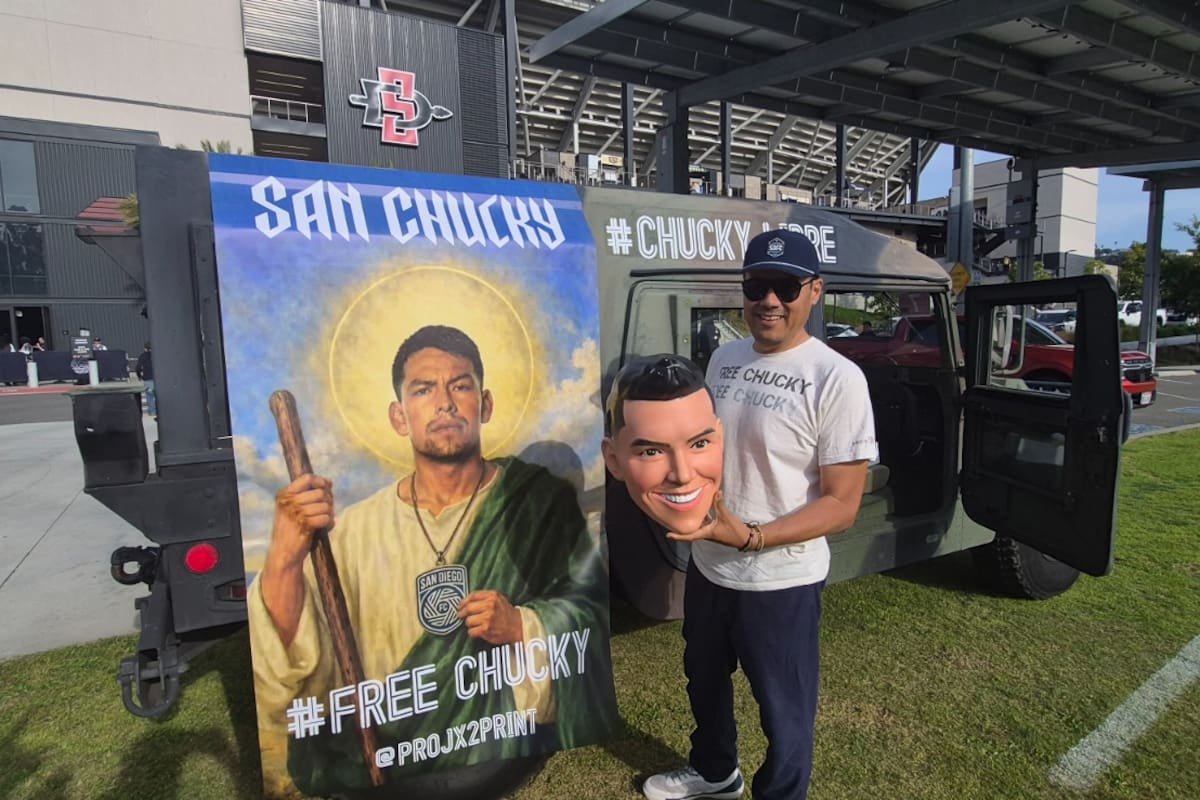 Un fan en San Diego pide que ‘Liberen al Chucky’