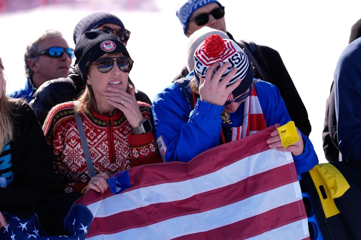 Espectadores reaccionan después de que la estadounidense Lindsey Vonn se estrellara durante una carrera de descenso de esquí alpino femenino en los Juegos Olímpicos de Invierno de 2026 en Cortina d'Ampezzo, Italia, el domingo 8 de febrero de 2026. | Crédito: AP/Robert F. Bukaty