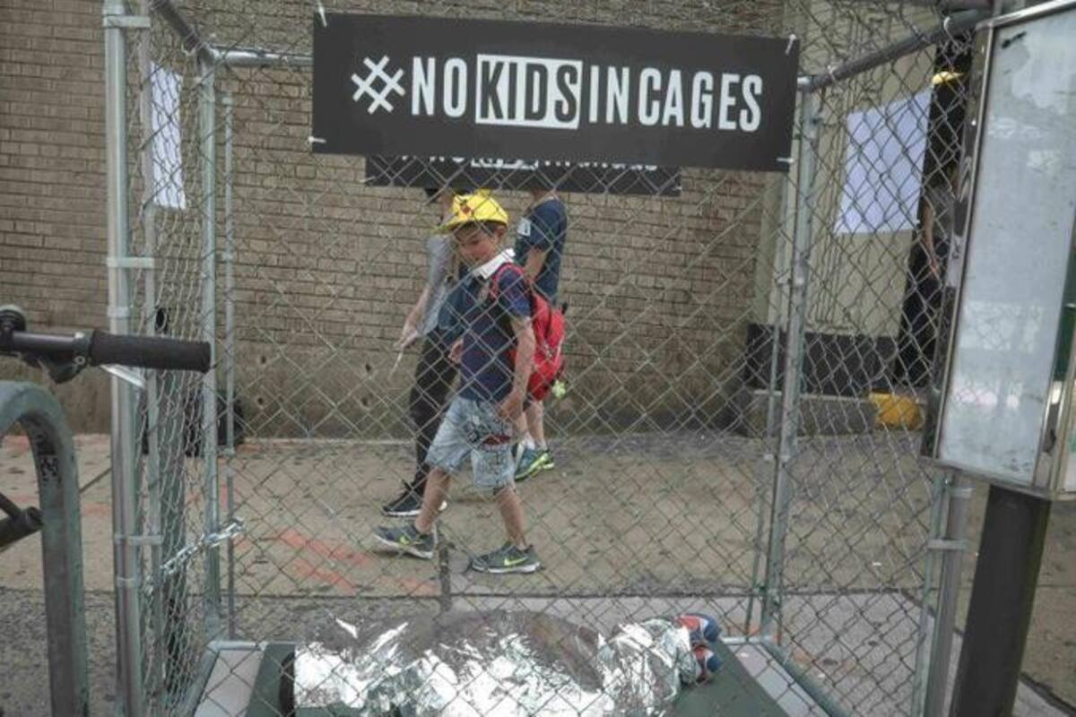 Por detención de niños migrantes, protestan con jaulas en NY