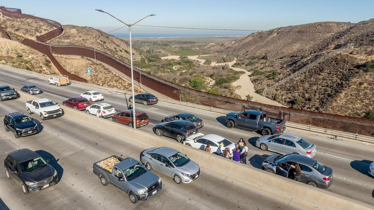 La carambola de ocho vehículos provocó largas filas en la Prolongación Calle Segunda, rumbo a Playas de Tijuana. Foto: Border Zoom