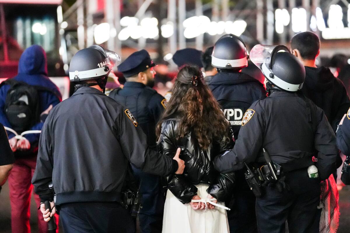 Policía desaloja protesta de estudiantes en Universidad de Columbia