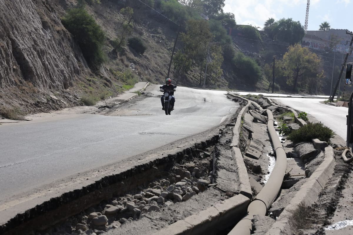 Cierran carriles en Sánchez Taboada por deslizamiento