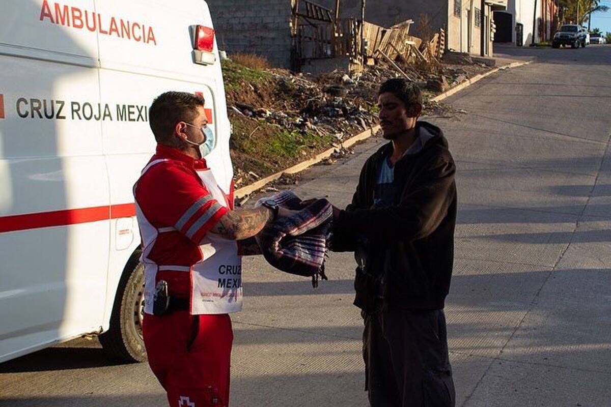 Cruz Roja Rosarito entrega cobijas personas en situación de calle