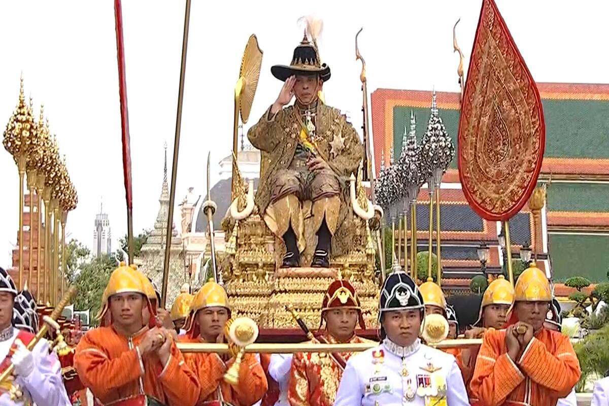 Nuevo rey de Tailandia recibe su corona en fastuosa ceremonia