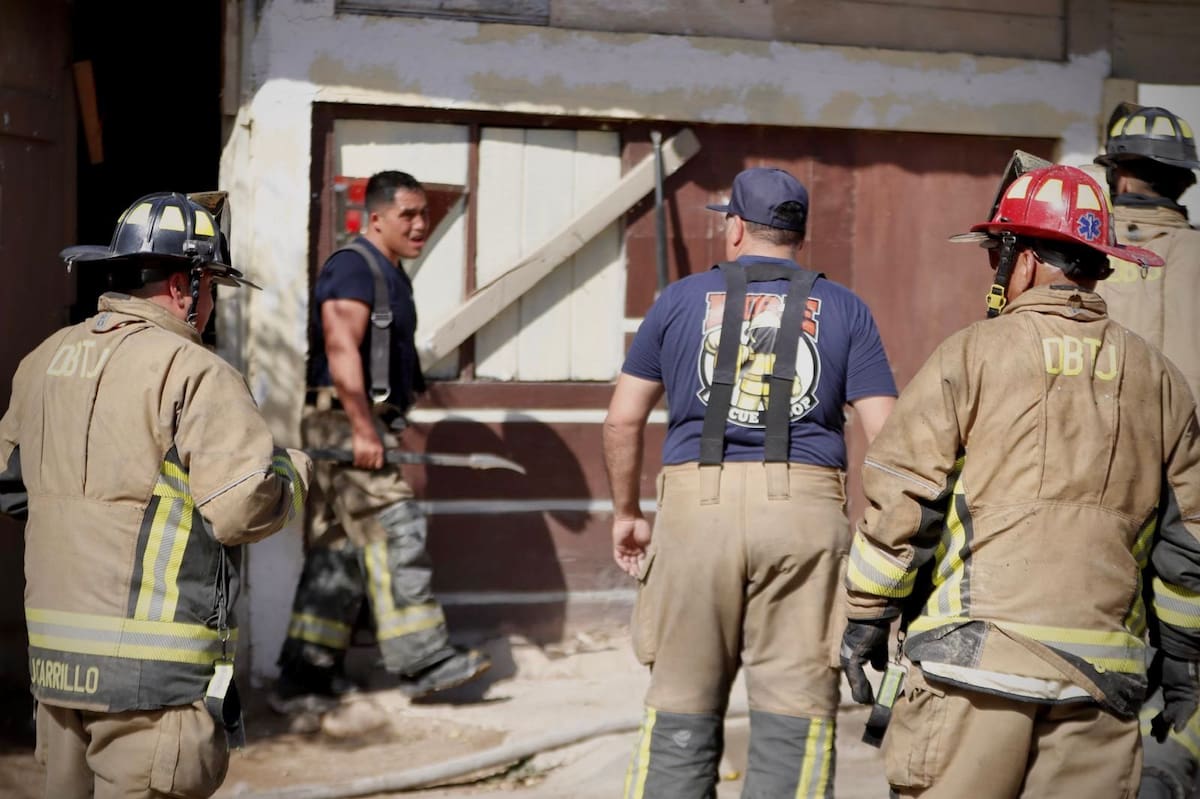 Una vivienda ubicada en la colonia Murua Campestre fue consumida por un incendio la tarde de este viernes; autoridades confirmaron que no había personas al interior del inmueble. Foto: BorderZoom