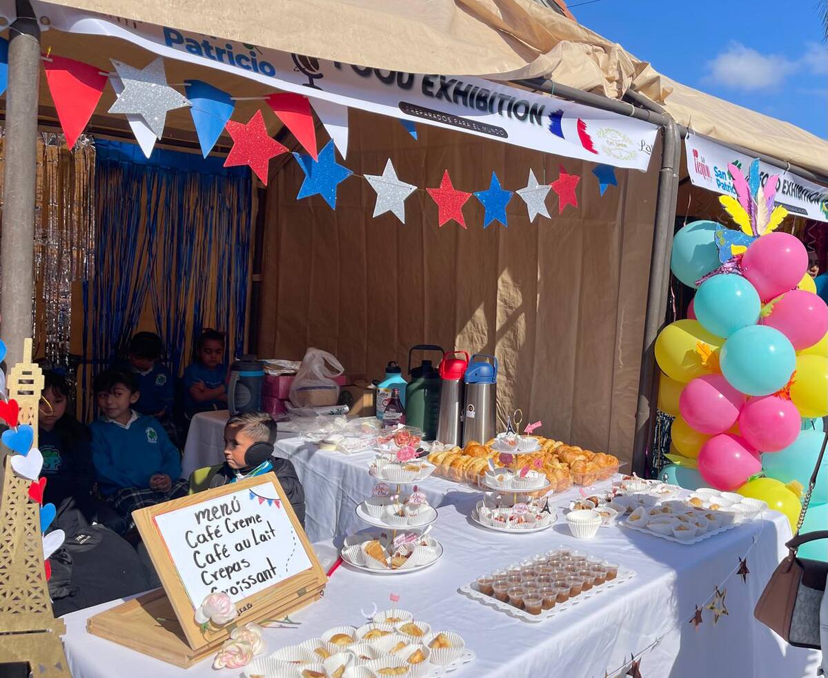 Los alumnos presentaron su proyecto de cafetería de acuerdo al País que les correspondió, como Francia, Japón, México, Estados Unidos entre otros y hacen la representación típica de cada país de manera creativa.