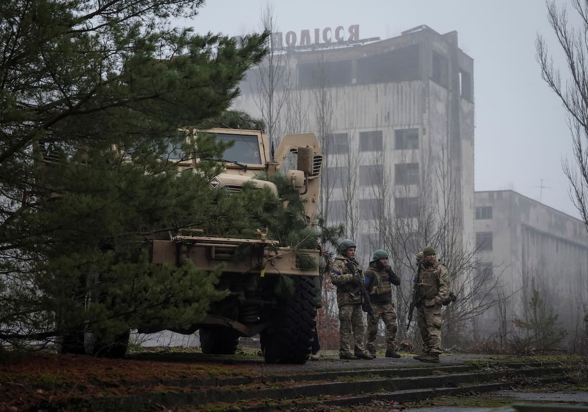 FOTO DE ARCHIVO: Militares ucranianos asisten a un simulacro conjunto de las fuerzas armadas, guardias nacionales, guardias fronterizos y el Servicio de Seguridad de Ucrania (SBU) en la frontera con Bielorrusia, durante el ataque de Rusia a Ucrania, cerca de la central nuclear de Chernóbil, en la ciudad abandonada de Pripyat, Ucrania, 20 de enero 2023. REUTERS/Gleb Garanich