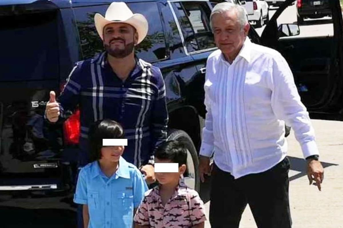 AMLO se toma fotos con "El Komander" en gira por Sinaloa