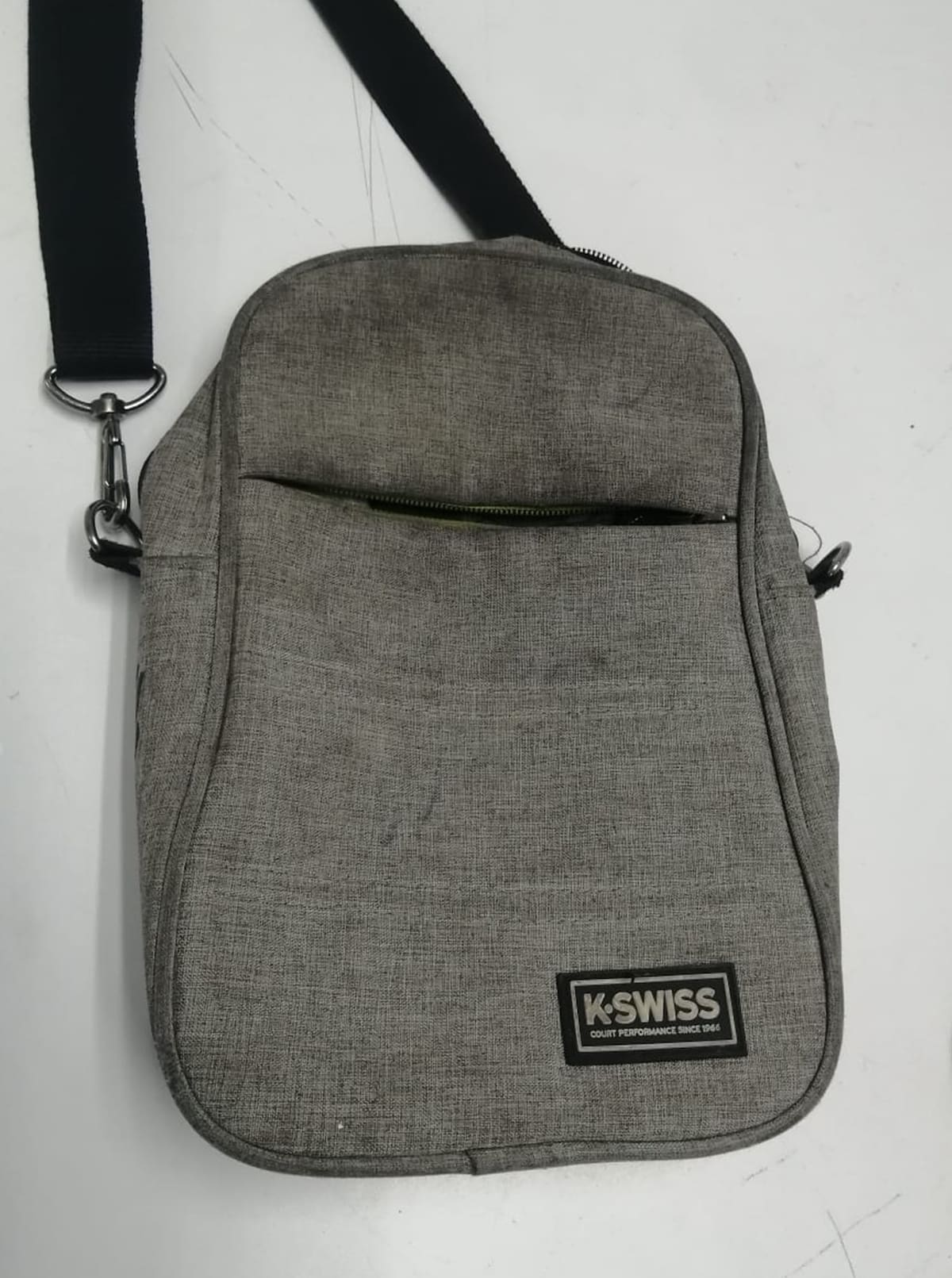 La bolsa que el menor portaba con las dosis de droga que le decomisaron.