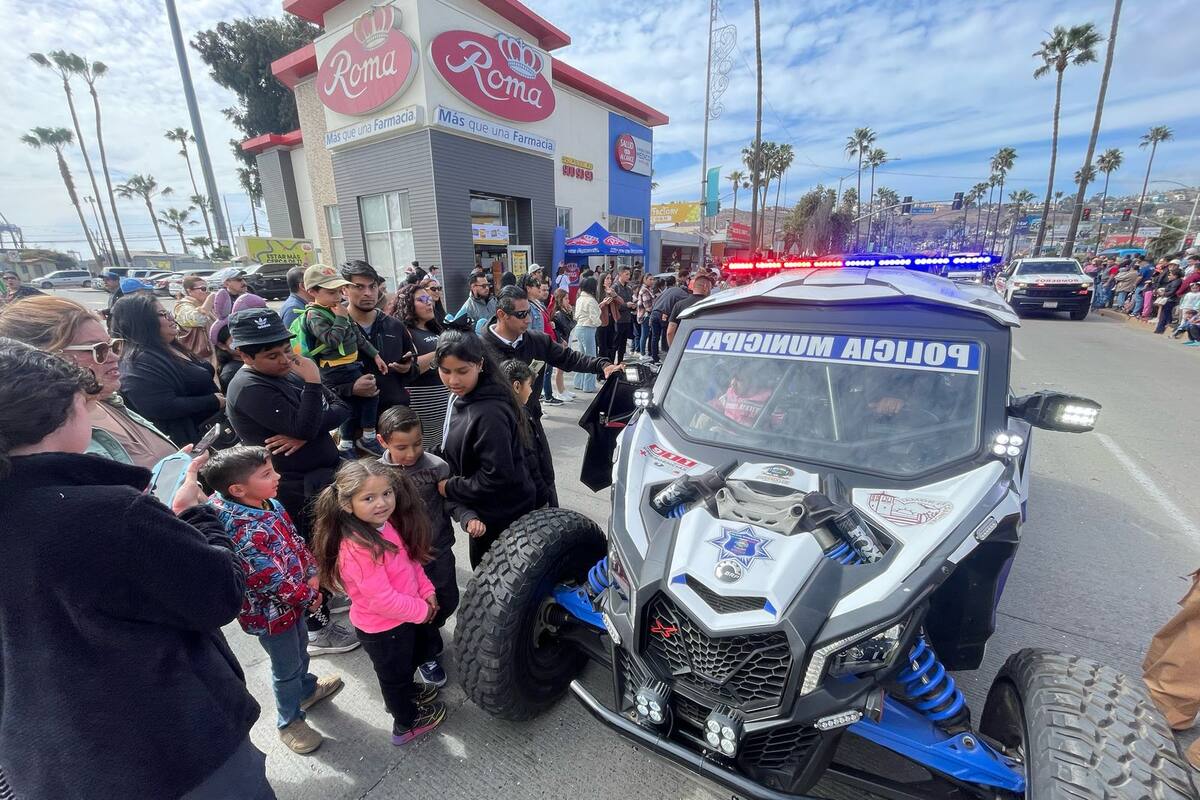 Nuevos vehículos de la Policía Municipal causan sensación en el Carnaval de Ensenada