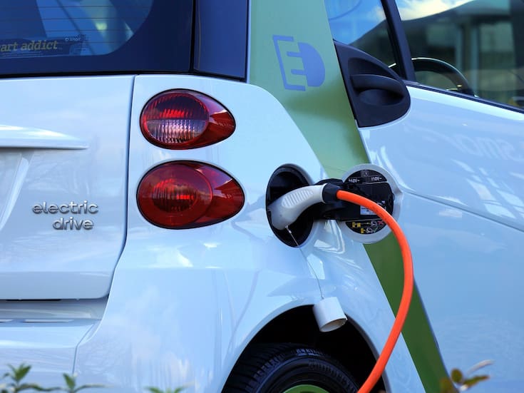 Mientras los autos de gasolina se reemplazan cada 12 años, los eléctricos duran menos de cuatro por innovación acelerada, según un estudio