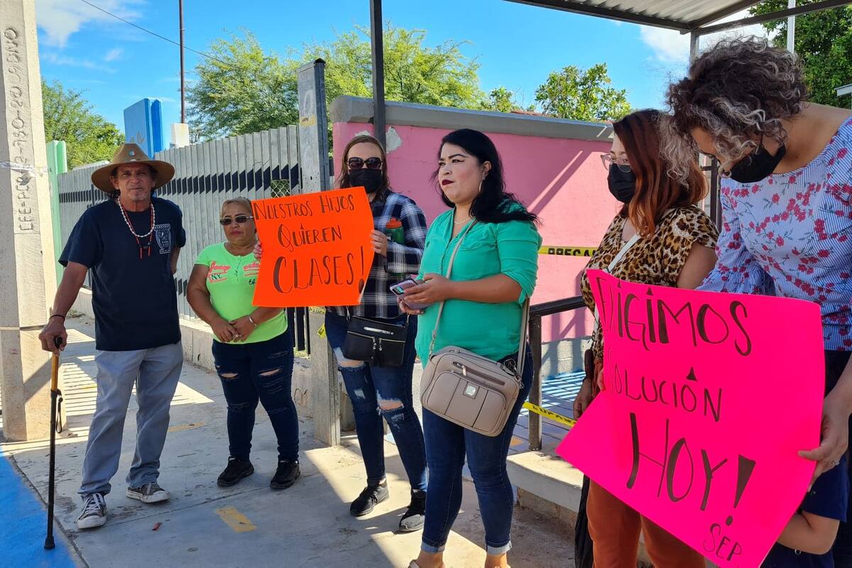 Padres de familia se manifiestan en preescolar por falta de conexión de una subestación