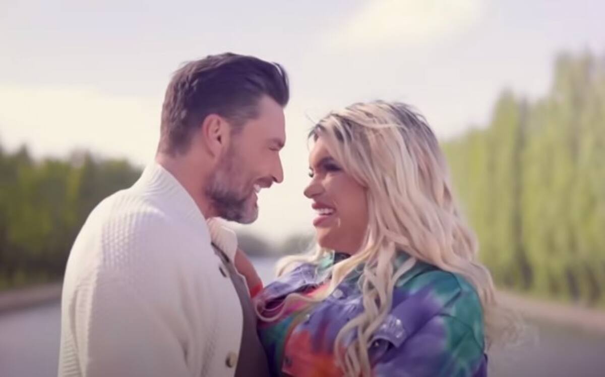 'Amor viejo en París' de Julian Gil y Wendy Guevara