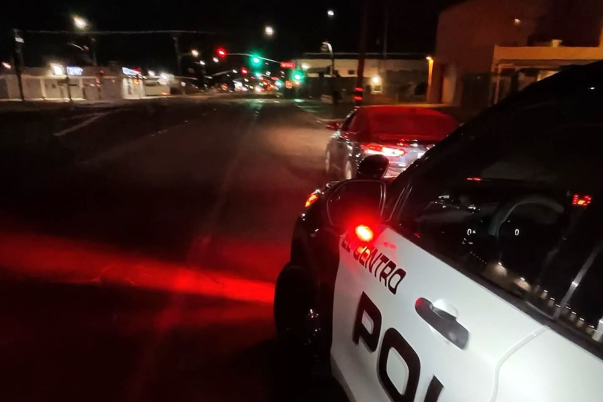 Muere joven de 20 años tras volcar vehículo y salir proyectado en El Centro