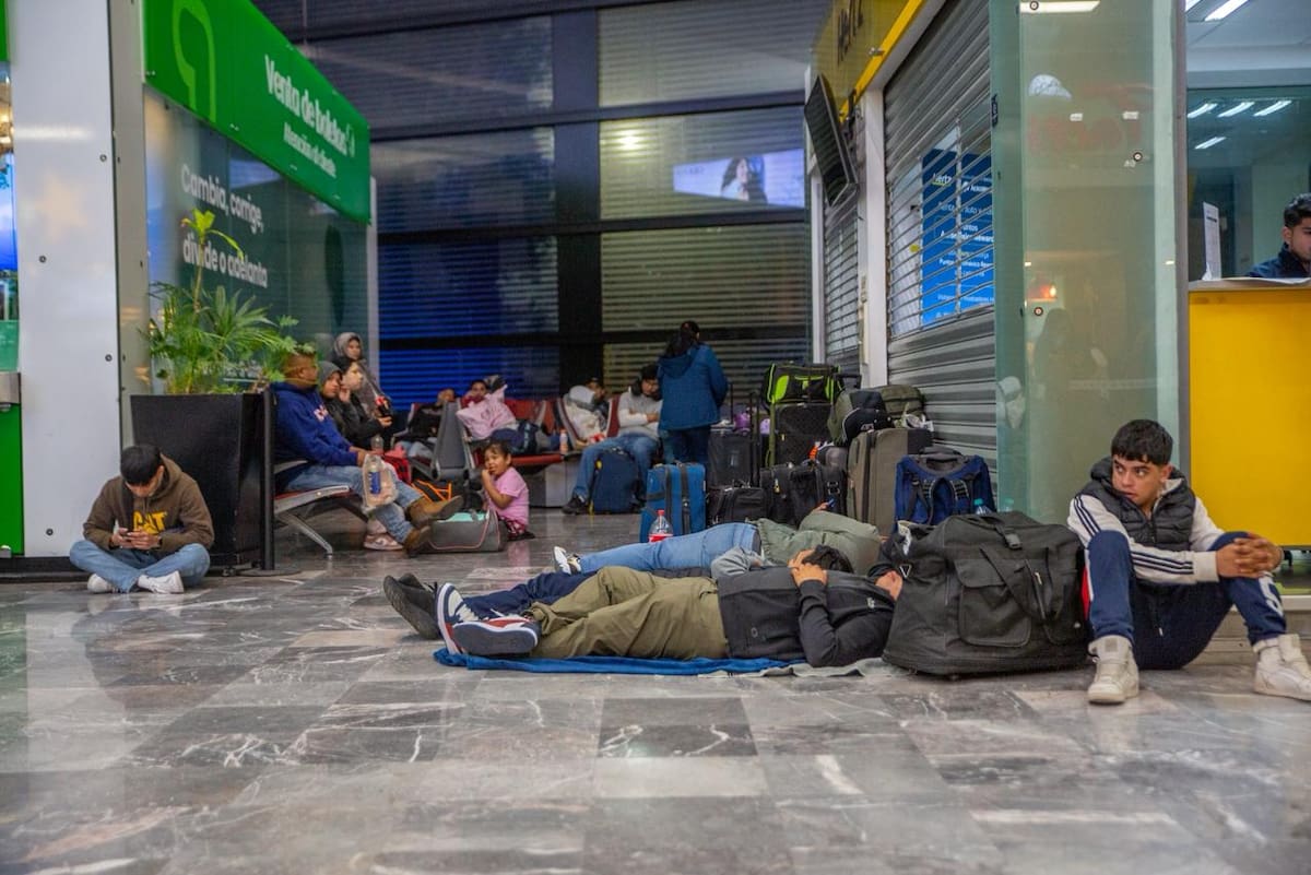 Algunos pasajeros reportaron esperas de más de nueve horas sin hospedaje, información clara ni reprogramaciones confirmadas. Foto: Border Zoom