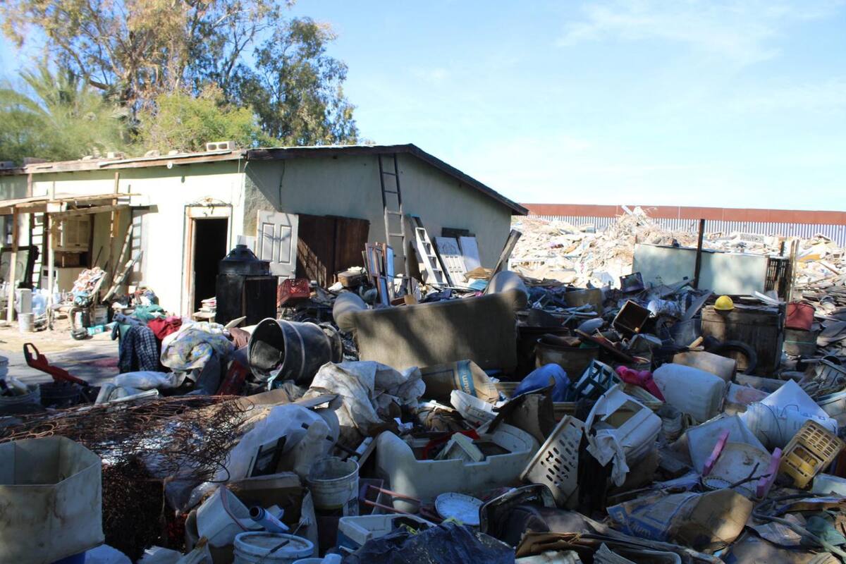 Adultos mayores convierten predio en basurero clandestino