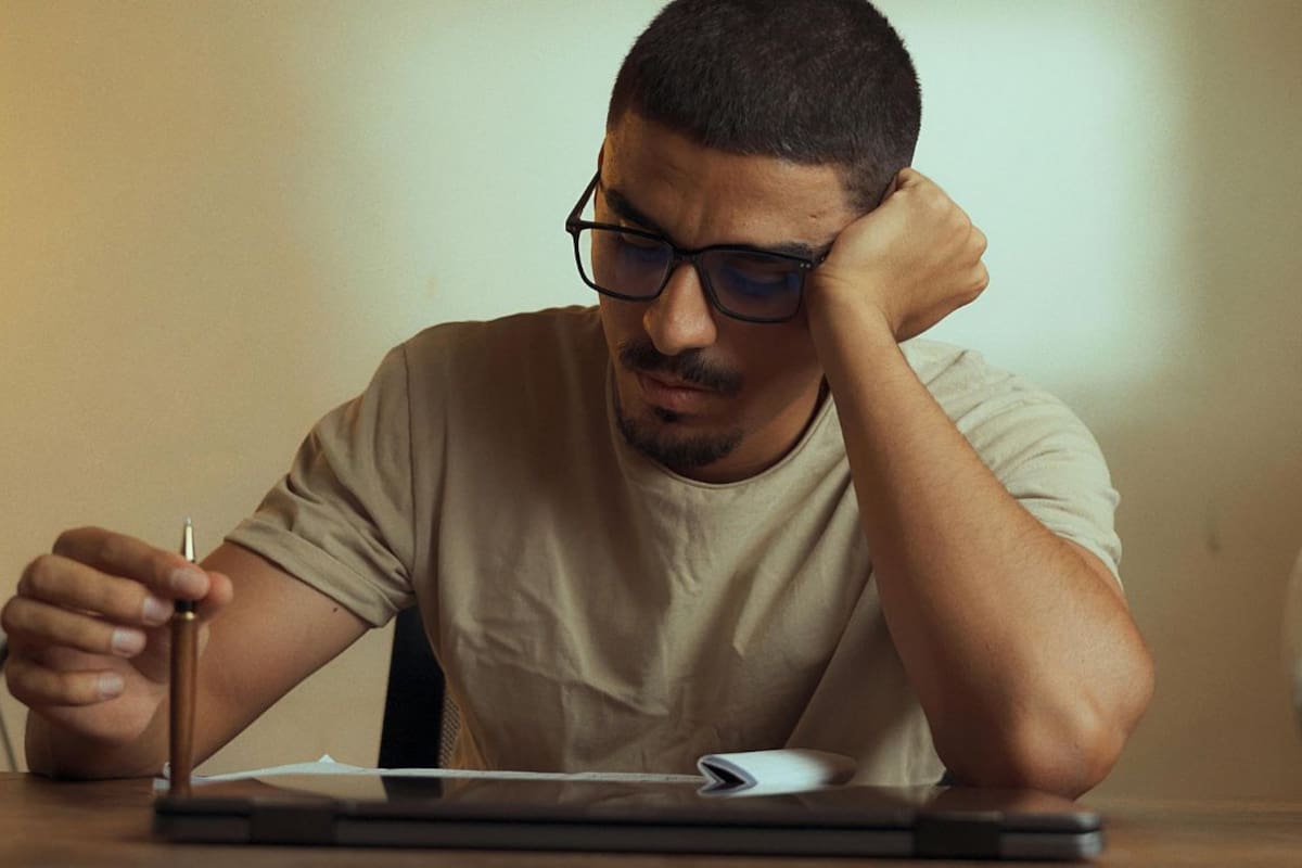 ¿No puedes dejar de pensar en lo mismo? Estas son las causas más comunes de los pensamientos repetitivos y las técnicas recomendadas para recuperar el control