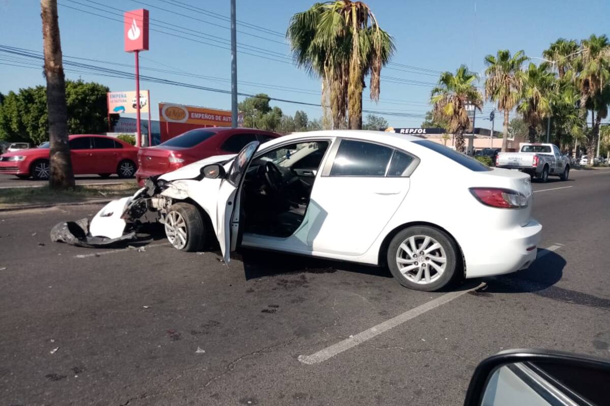 Mujer lesionada al dar vuelta en automóvil