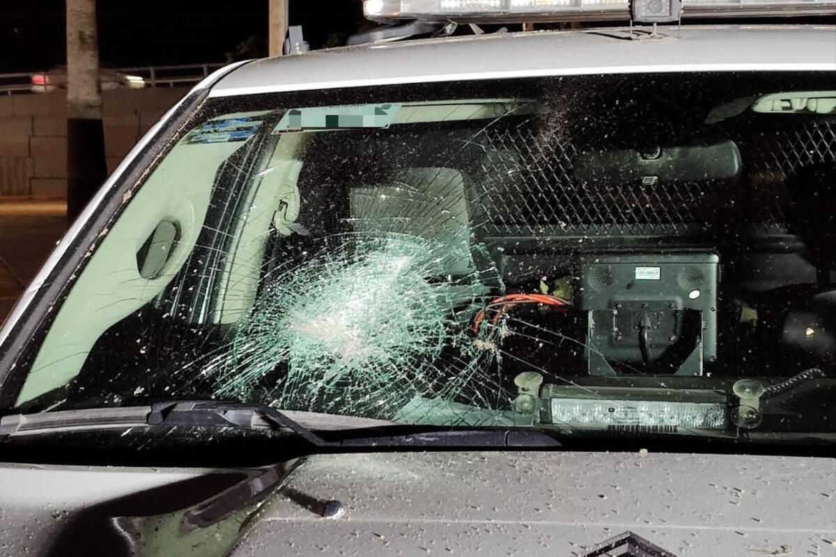 Apedrea una patrulla y es detenido