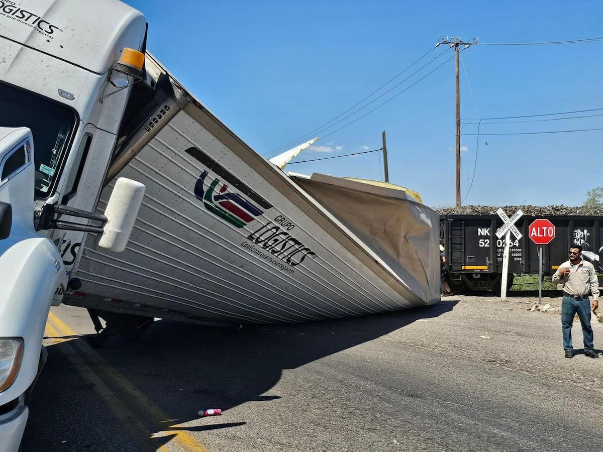 Alrededor de las 13:30, un tráiler cargado de uva fue golpeado por un tren en Caborca. El conductor, que viajaba desde Tijuana, no calculó bien la velocidad del tren. Foto: Aracely Celaya