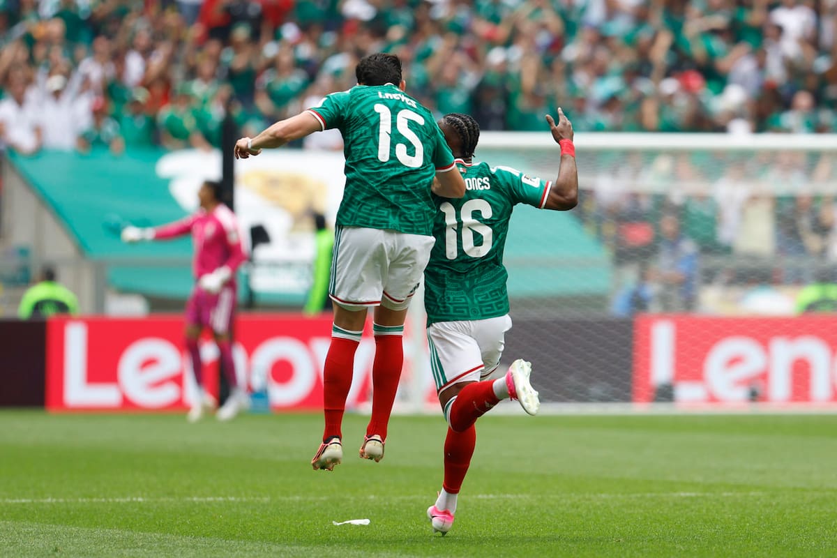 Julián Quiñones (d) de México celebra un gol este jueves, durante un partido del grupo A del Mundial de la FIFA 2026 entre México y Sudáfrica en el estadio Ciudad de México (México). | Crédito: EFE/ Sashenka Gutiérrez