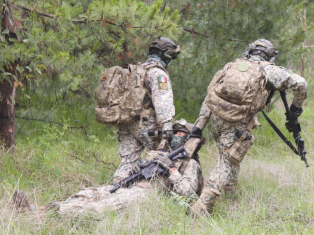 Los militares llevan a un supuesto herido en el Centro de Adiestramiento en Temamatla, Estado de México. | Crédito: Juán Hernández y Shaila Rosagel