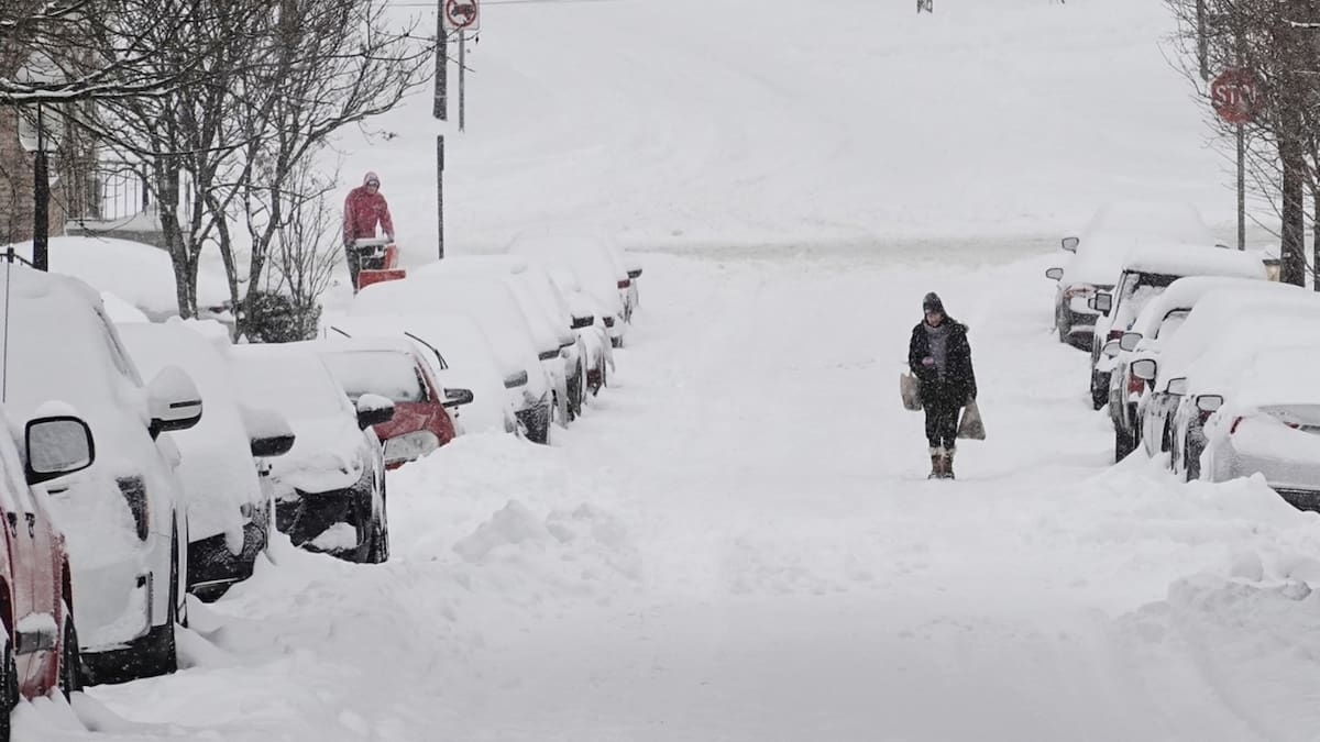 Tragedia nacional en EE. UU. por el ‘Ciclón Bomba’ de 2026: Una tormenta histórica deja ya siete muertos, un millón de familias atrapadas sin electricidad y el cierre total de los principales aeropuertos en una crisis climática sin precedentes