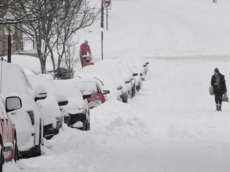 Tragedia nacional en EE. UU. por el ‘Ciclón Bomba’ de 2026: Una tormenta histórica deja ya siete muertos, un millón de familias atrapadas sin electricidad y el cierre total de los principales aeropuertos en una crisis climática sin precedentes