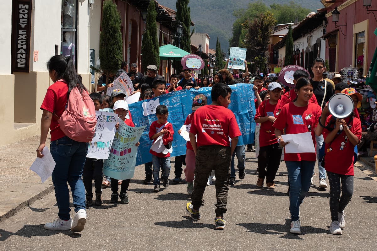 “¡México aguanta las niñas y niños trabajadores se levantan!” expresaron niños indígenas en marcha por el Día del Trabajo