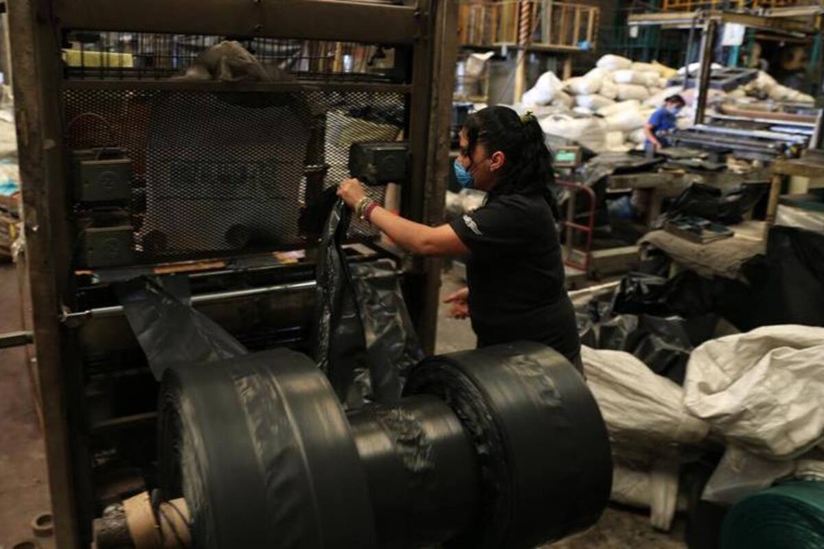 Fábrica mexicana de bolsas de basura hará sacos para muertos ante Covid-19