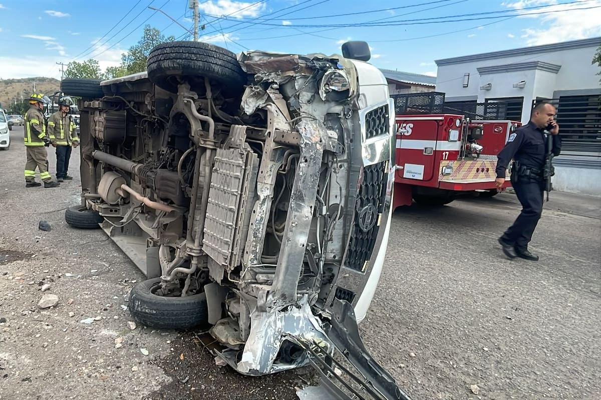 Vuelca vagoneta en fraccionamiento San Carlos en Nogales
