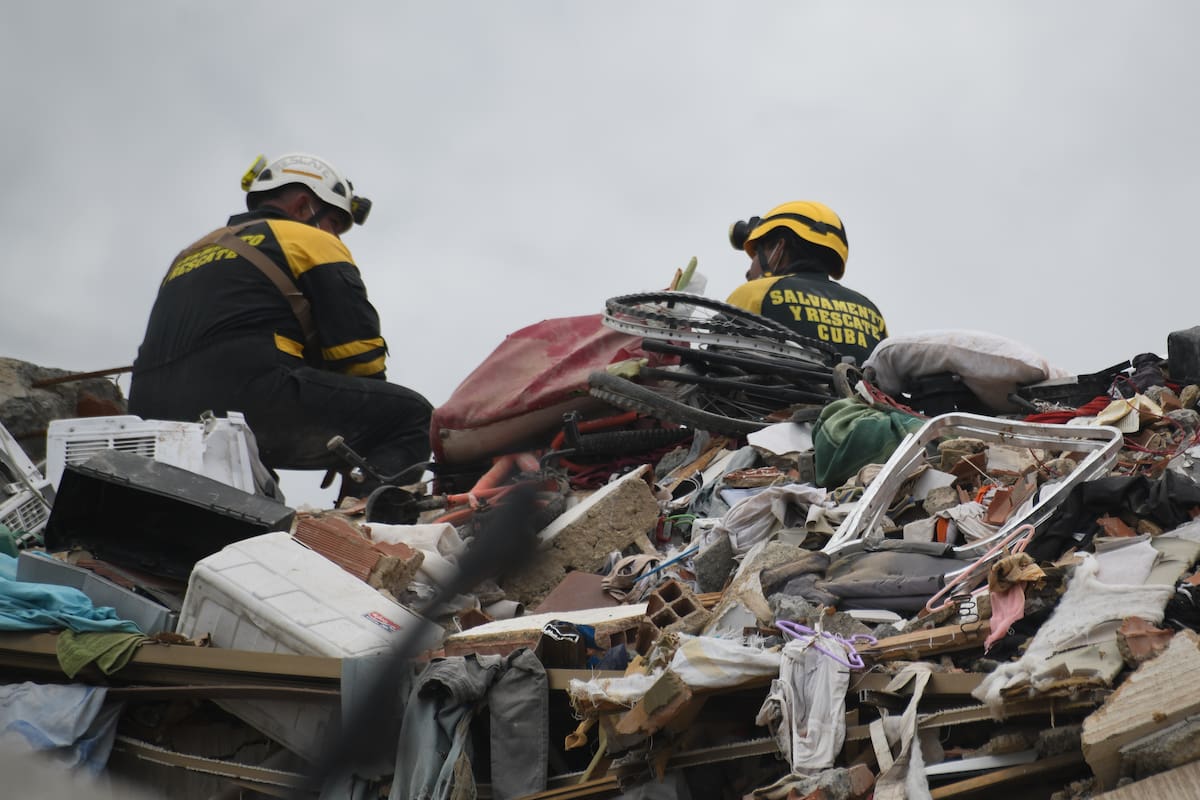 LA GUAIRA, 13 julio, 2026 (Xinhua) Brigadistas cubanos permanecen sobre un edificio colapsado después de que se registraran dos terremotos, en Playa Grande, estado La Guaira, Venezuela, el 13 de julio de 2026. (Xinhua/Marcos Salgado) (ms) (rtg) (ce)