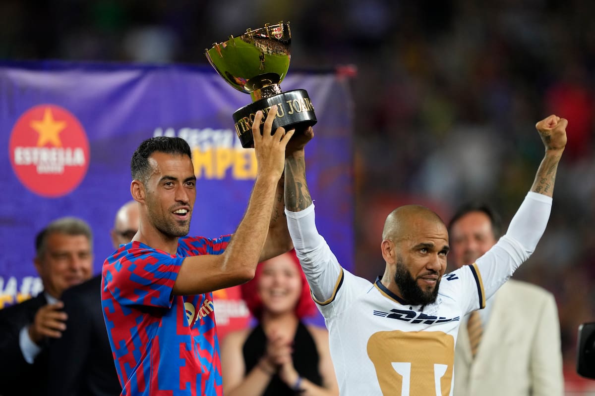 BARCELONA, 07/08/2022.- El capitán del FC Barcelona Sergio Busquets (i) posa con la copa junto al exjugador Dani Alves, al término del partido del trofeo Joan Gamper ante Pumas disputado este domingo en el Camp Nou. EFE/Alejandro García