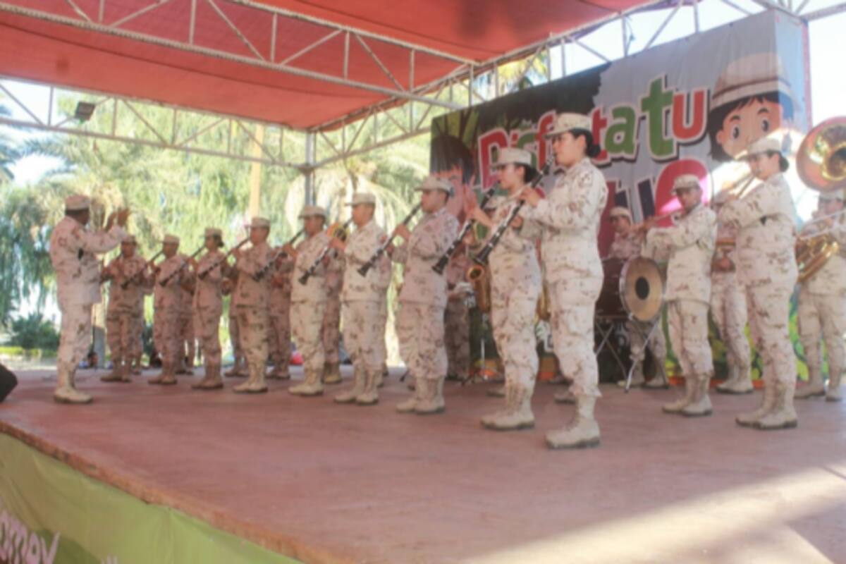 Militares participan en festejo de disfraces en el Bosque de la Ciudad