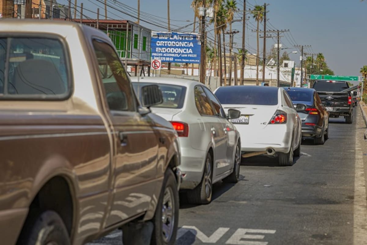 Largas filas para cruzar a Calexico por Zona Centro este miércoles
