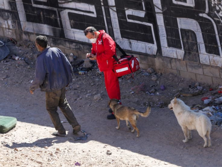 Hombre localizado junto a puente de Independencia murió por sobredosis