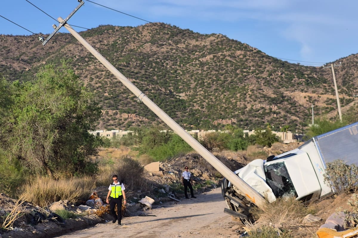Dos heridos tras choque entre camión y poste de electricidad en Hermosillo