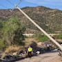 Dos heridos tras choque entre camión y poste de electricidad en Hermosillo