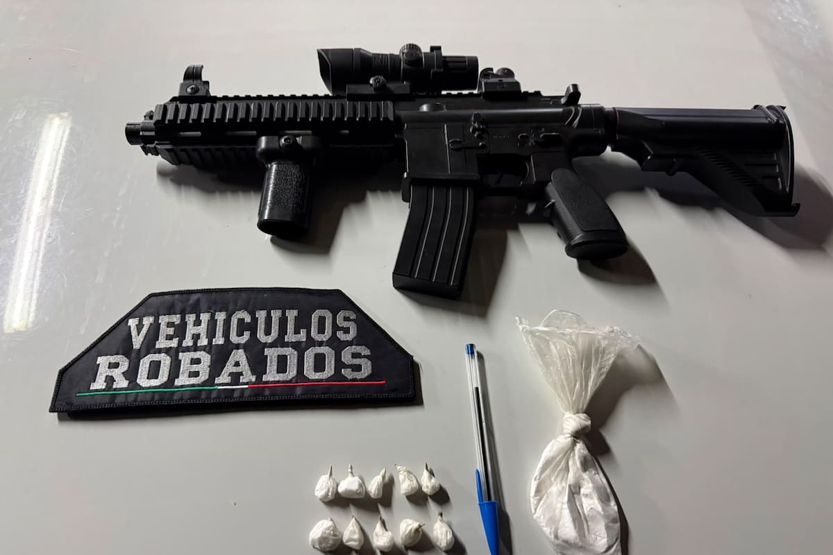 Detienen a dos hombres con réplica de fusil y envoltorios de presunta droga en Villa del Real de Hermosillo