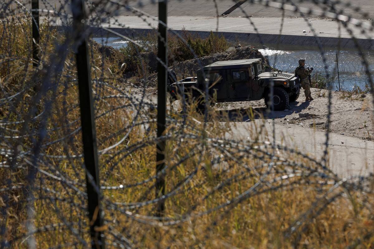 FOTO DE ARCHIVO: Un miembro de la Guardia Nacional de Texas junto a un vehículo junto al río Bravo, la frontera entre México y EEUU, visto desde El Paso, Texas, EEUU, el 22 de diciembre, 2022. REUTERS/Carlos Barria