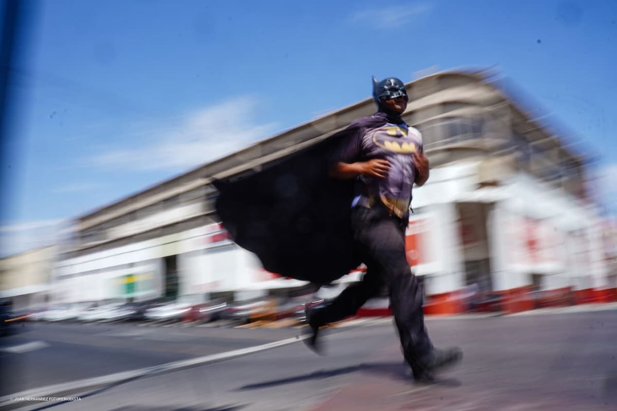 Batman MX conquista Baja California tras más de 10 mil kilómetros recorridos; continúa su cruzada a pie rumbo a Sonora