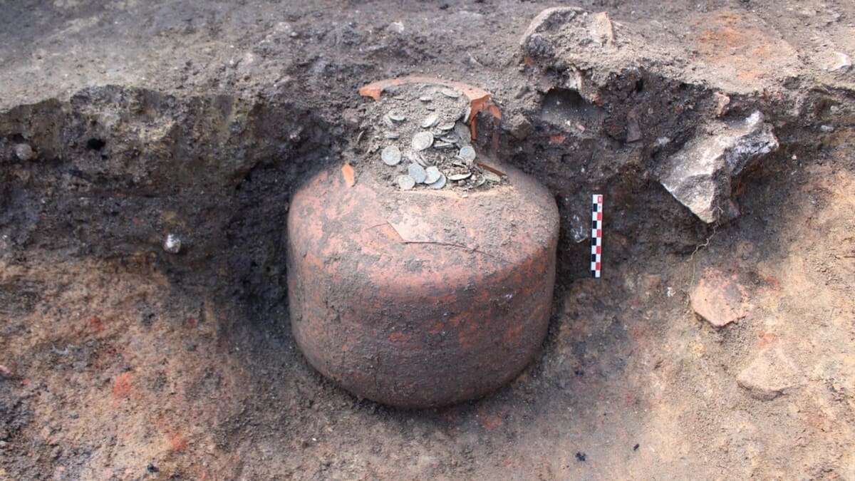 Arqueólogos hallan en Francia más de 40 mil monedas romanas dentro de vasijas que no eran un tesoro oculto, sino un posible banco casero usado hace 1,800 años, según especialistas