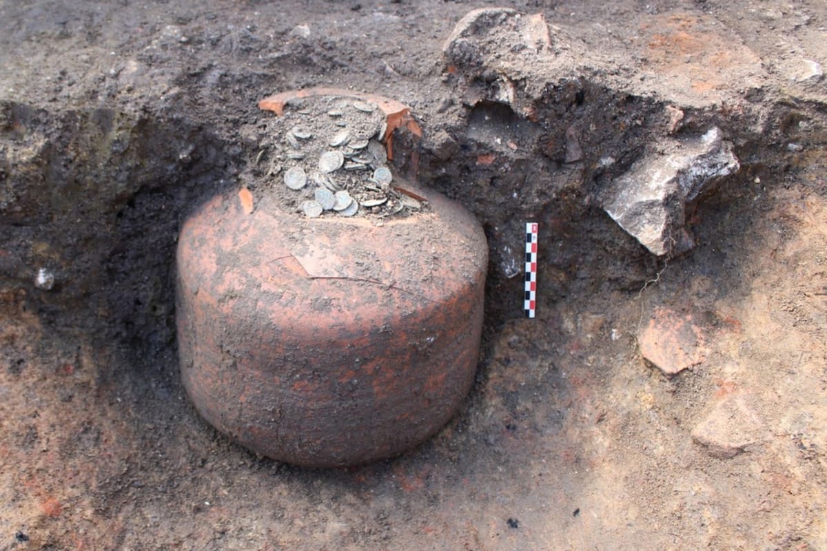 Arqueólogos hallan en Francia más de 40 mil monedas romanas dentro de vasijas que no eran un tesoro oculto, sino un posible banco casero usado hace 1,800 años, según especialistas
