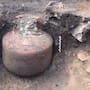 Arqueólogos hallan en Francia más de 40 mil monedas romanas dentro de vasijas que no eran un tesoro oculto, sino un posible banco casero usado hace 1,800 años, según especialistas
