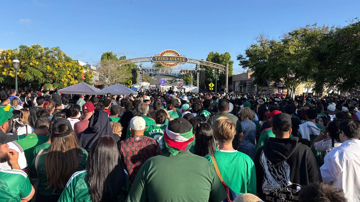 El grupo sinaloense ofreció un concierto de dos horas durante el “Puro Soccer Fest”, evento comunitario que reunió a miles de aficionados en la Tercera Avenida de Chula Vista. Foto: Border Zoom