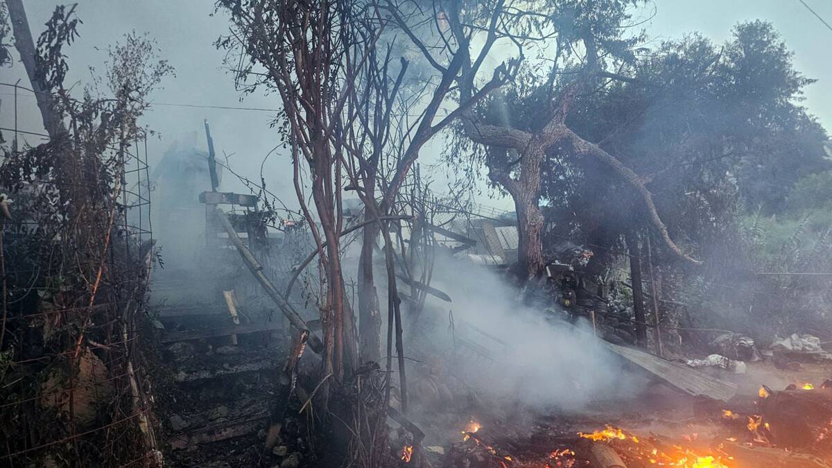 Bomberos de tres estaciones acudieron a sofocar las llamas.