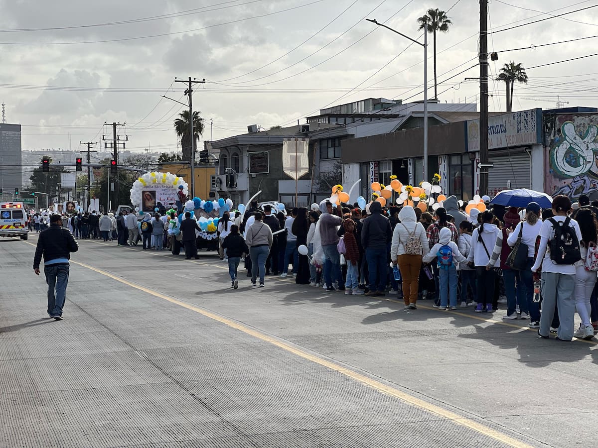 Muchos de los feligreses iban vestidos de blanco, con pancartas a favor de la vida y la familia, así como algunos pasajes bíblicos.